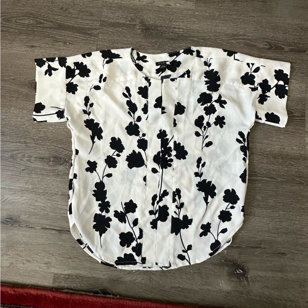 Ann Taylor Black and White Floral Split-Neck Blouse - Picture 6 of 8